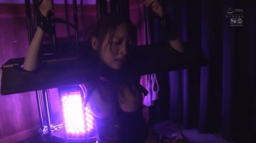 ＜美人お姉さん×中出しレイプ＞美人お姉さんが両手を拘束され中出し強姦