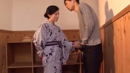 ＜人妻×中出しNTR＞美人奥さんとシロウト男性が濃厚SEX