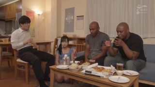 ＜NTR＞美人奥さんが外国人男性に寝取られる始末