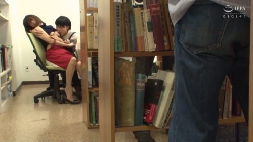 ＜美人妻×NTR＞美人奥さんが公共の場で不倫相手と公開SEX