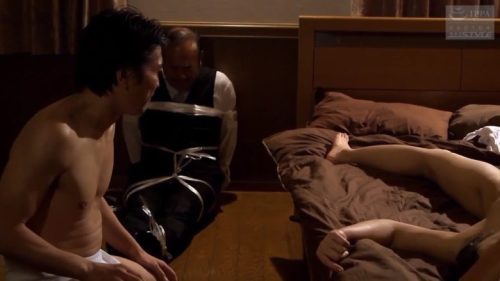 「ダメっ」夫が至近距離で見ているのに鬼畜レイプ魔に強姦される美人妻の悲劇ｗ