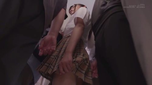 ＜現役JK×痴漢＆レイプ＞満員電車内でリアルJK女の子が鬼畜男に背後から痴漢＆強姦される始末