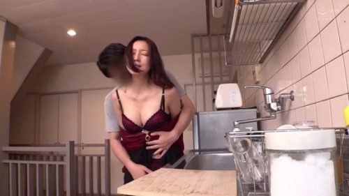 <美人奥さん×野外NTR>美人奥さんが町内会のキャンプに参加し既婚者男性とNTR野外SEX