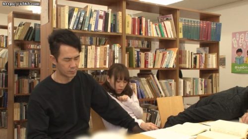 ＜美人お姉さん×NTR＞僕は図書館で友人男性が居眠り中に時短で大量中出しSEX