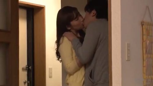 【叶愛】美人奥さんが娘の彼を完全に寝取る始末ｗ