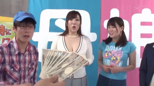 ＜美人親子×中出し相姦＞●●さん一家が賞金をゲットする為に実の父親と息子をパイズリで挟み射精したら賞金ゲット