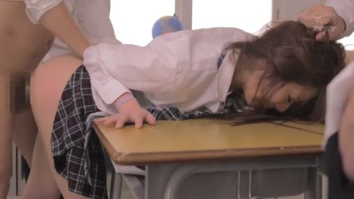 「やめて！」ギャル系JK女の子が放課後の誰も居ない教室内で鬼畜男達に輪姦レイプ