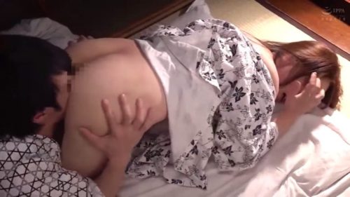 ＜美人奥さん×NTR＞美人奥さんが旅行先の部屋に実の息子に何度も相姦レイプ