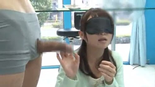 ＜MM号×素人お姉さん＞食べ物を当てる事が出来たら賞金ゲット！素人お姉さんが目隠し状態でチンポ当てゲームSEX