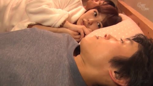 【紺野ひかる】＜童顔彼女×NTR＞「もう寝ちゃったの？」美人でエロい友人の彼女に誘惑され至近距離に友人が居るのにサイレントSEXしちゃった僕