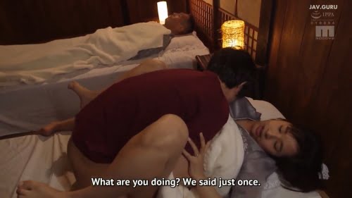 【春菜はな】＜近親相姦＞美人奥さんが至近距離に夫が寝込み中に実の息子と声を殺しながらサイレント相姦ｗ
