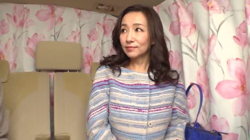＜セレブ妻×NTR＞街頭で見付けた品がある熟女奥さんを車内に誘い色んな質問した後はお決まりの ＮＴＲ性交