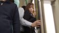 「こんな経験ハジメテ❤」美人上司が部下と満員電車内で密着でエッチな気分になり電車内で公認痴漢＆ＳＥＸ