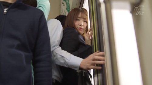 「こんな経験ハジメテ❤」美人上司が部下と満員電車内で密着でエッチな気分になり電車内で公認痴漢＆ＳＥＸ