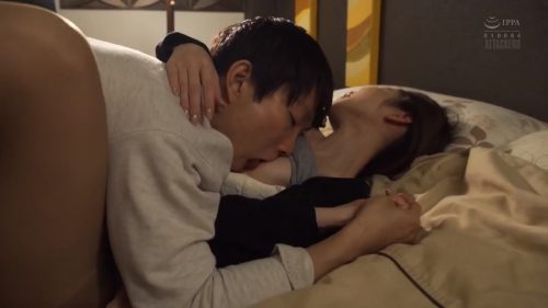 【篠田ゆう】＜人妻×NTR＞パート先の若い男と店内で不貞行為する人妻