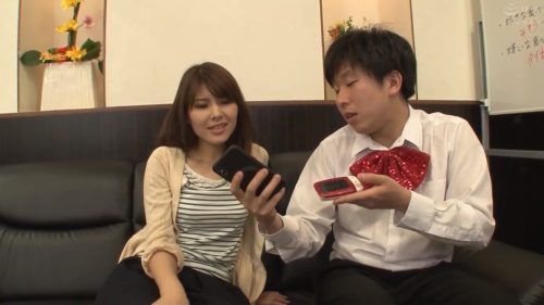 ＜ゲーム×人妻＞旦那とのことを思い出せなかったら罰ゲームで生ハメSEX