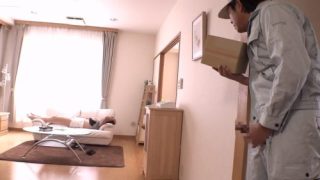 ＜オナニー×熟女＞熟女がオナっている所に配達員のおじさんが…