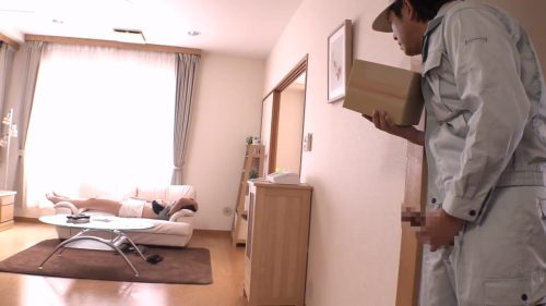 ＜オナニー×熟女＞熟女がオナっている所に配達員のおじさんが...