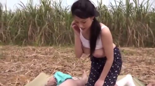 【愛田奈々】＜野外×人妻×口内射精＞田舎のサトウキビ畑で回りに誰もいないのでフェラ口内射精ｗ