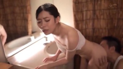 【浜辺栞帆】《エロ動画×人妻･寝取り》＜溜池ゴロー作品＞美人奥さんが義父と出張先の宿で何度も不貞にハマる始末