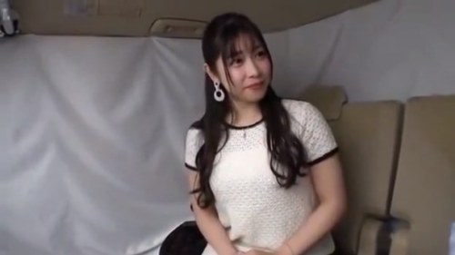 《エロ動画×素人･人妻》六本木でセレブ妻をナンパしてロケ車であの手この手を使い下着チェック！そのまま股を開かせホテルへGO！
