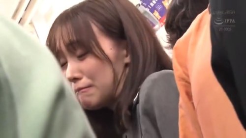 《エロ動画×OL･痴漢》電車の中で痴漢のおじさんにパンストを突き破られ執拗に膣内をほじくり回される絶頂開発！