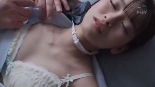 【北岡果林】《エロ動画×JK･レイプ》深く眠っているJKに学校の教師が我慢出来なくなり服を脱がし自身の欲望のままにチンポをネジ込む