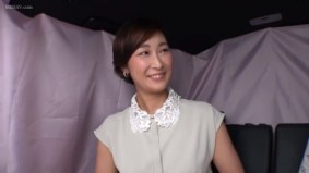 《エロ動画×素人･人妻》お金持ち社長の嫁になったセレブ妻がロケ車であの手この手で服を脱がし電マを当てられると即イキ敏感マンコをホテルで頂くｗ