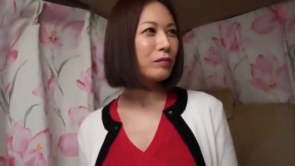 《エロ動画×素人･人妻》広尾で暮らすセレブな人妻が結婚二十年目の欲求不満に耐えかねて若いスタッフのモノを無我夢中でしゃぶり尽くす