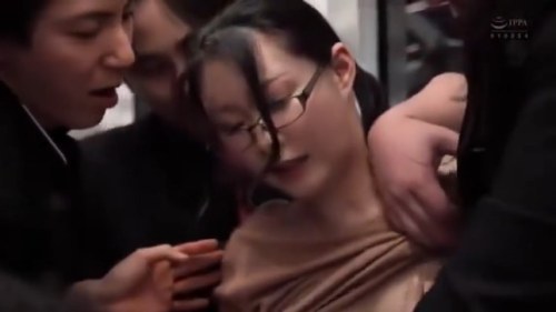 《エロ動画×人妻・痴漢》通勤途中の電車で知らない男たちに弄ばれ近所の若者にも何度も汚されてしまう巨乳な妻の悲惨すぎる日常
