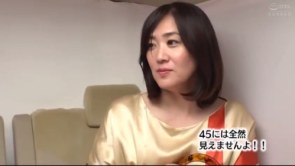 《エロ動画×素人･人妻》結婚２０年で旦那とはレスの４５歳素人人妻がナンパに誘われてロケ車の中で中出しされていく姿