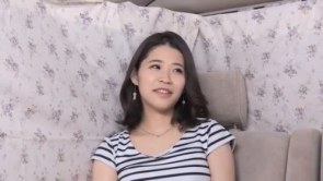 《エロ動画×素人･人妻》旦那は証券会社勤めのセレブ妻がナンパされてロケ車からスタッフとホテルに行き中出しされる姿