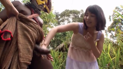【橘花音】《エロ動画×お姉さん・原住民》清楚系AV女優のお姉さんが南太平洋のとある島の秘境に住む原住民とガチ野外SEX