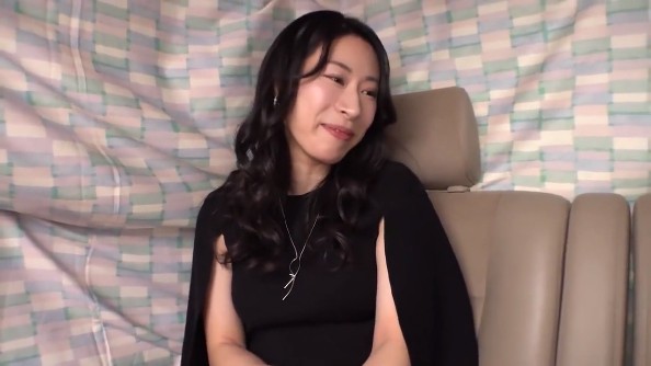 《エロ動画×素人･人妻》月に数回の自慰行為では足りない寂しさを抱えた巨乳看護師がロケ車の裏で始まったハプニングでホテルへ行き性欲を満たすエロ妻ｗ