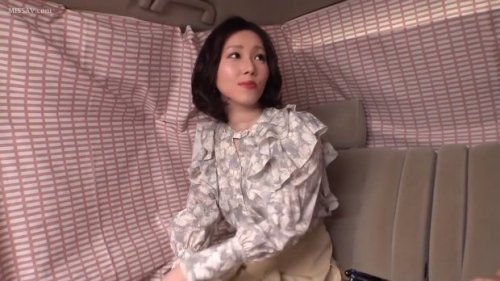 《エロ動画×素人・人妻》ロケ車で誘った巨乳の素人セレブ妻。ネイルサロンを経営する美しき人妻をホテルへ連れ込み中出し