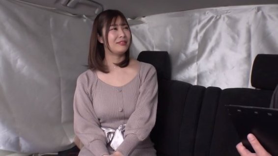 《エロ動画×素人･人妻》旦那に相手にされない清楚系美人巨乳人妻をロケ車へ連行エッチ好きなパイパンマンコに極上中出し
