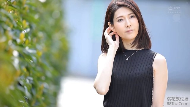【長谷川秋子】《エロ動画×人妻･デビュー作》某有名高級ブランド店勤務の現役人妻販売員の36歳が衝撃のAVデビュー