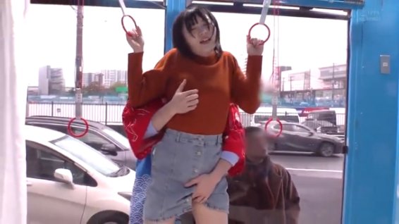 《エロ動画×JD･MM号》大学生カップルを捕まえ彼氏を外に放り出し２１歳のお姉さんをマジックミラー号の中で餌食にされ裸になりAV男優と浮気セックス