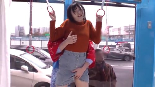 《エロ動画×JD･MM号》大学生カップルを捕まえ彼氏を外に放り出し２１歳のお姉さんをマジックミラー号の中で餌食にされ裸になりAV男優と浮気セックス