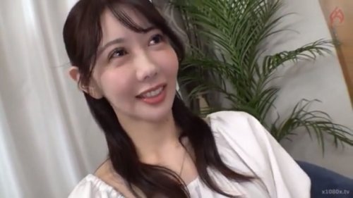《エロ動画×素人･人妻》欲求不満な巨乳の人妻をホテルでインタビューしてオナニーの欲求が高まりすぎてスタッフのモノをパイパンマンコに生中出しｗ