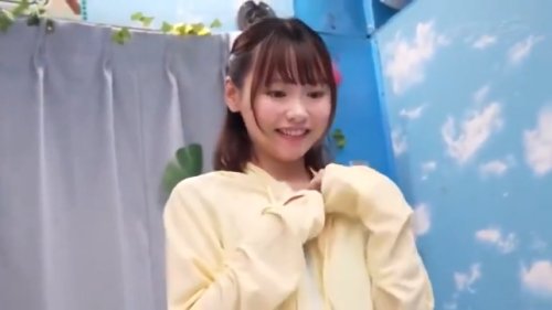 《エロ動画×MM号･素人JD》素人のお姉さんをマジックミラー号に誘い大学生の男の子とツイスターゲームで負けたら車内セックス