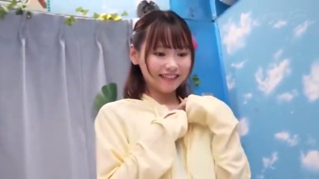 《エロ動画×MM号･素人JD》素人のお姉さんをマジックミラー号に誘い大学生の男の子とツイスターゲームで負けたら車内セックス