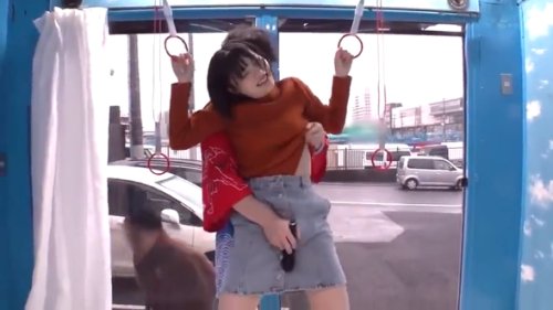 《エロ動画×JD･MM号》大学生カップルをマジックミラー号へ誘い込み彼氏を外に出て貰い彼女をマジックミラー号で電車痴漢ごっこで彼女を寝取る