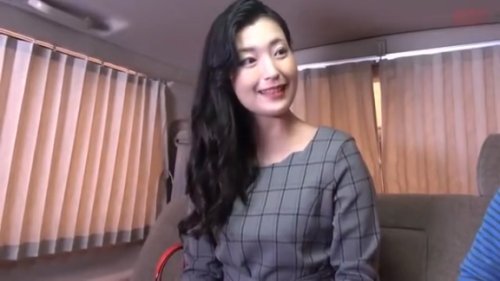 《エロ動画×人妻･素人》弁護士の夫と二年レスで欲求不満な結婚五年目の素人セレブ人妻をロケ車でインタビューし中出し