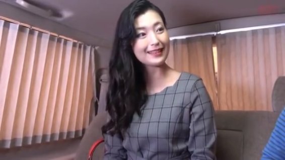 《エロ動画×人妻･素人》弁護士の夫と二年レスで欲求不満な結婚五年目の素人セレブ人妻をロケ車でインタビューし中出し