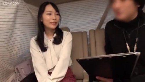 「素人動画」褒められて調子に乗った清楚系美人妻がロケ車の密室で理性をバグらせてホテルでの濃厚中出しセックスに溺れていく